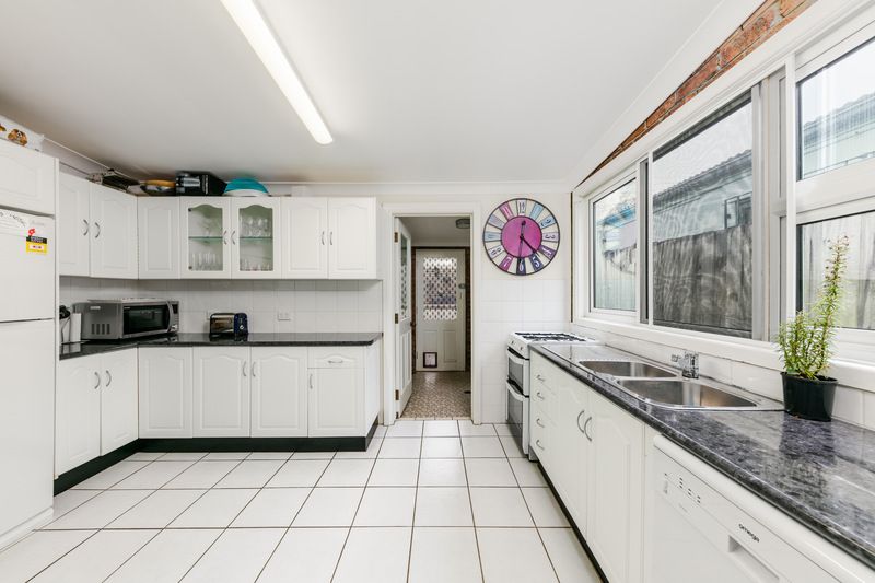 Charming Semi in Great Location