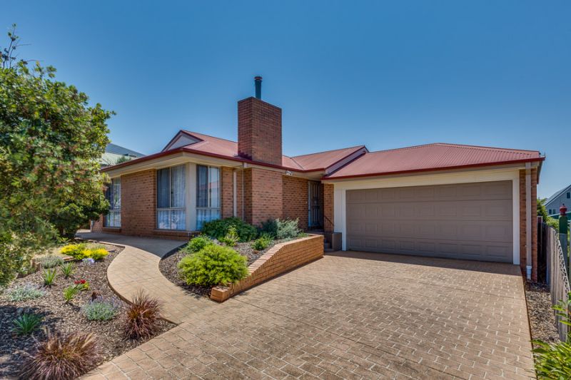 48 Clifton Drive, Bacchus Marsh - Thumbnail 2