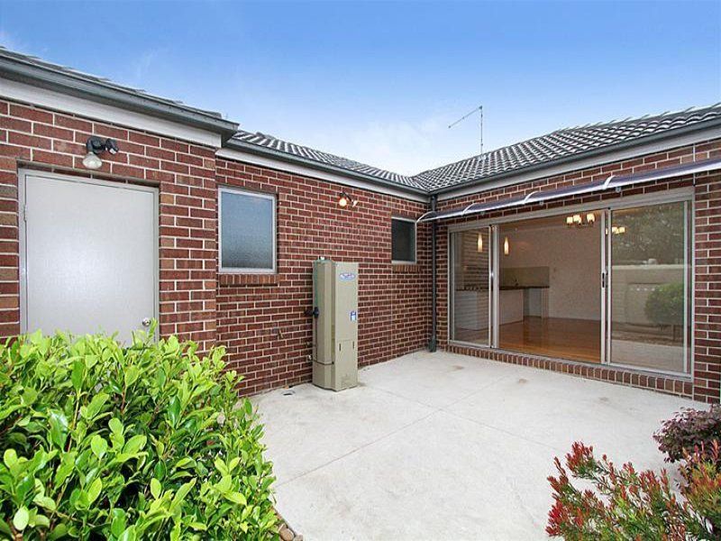 STUNNING MODERN UNIT!