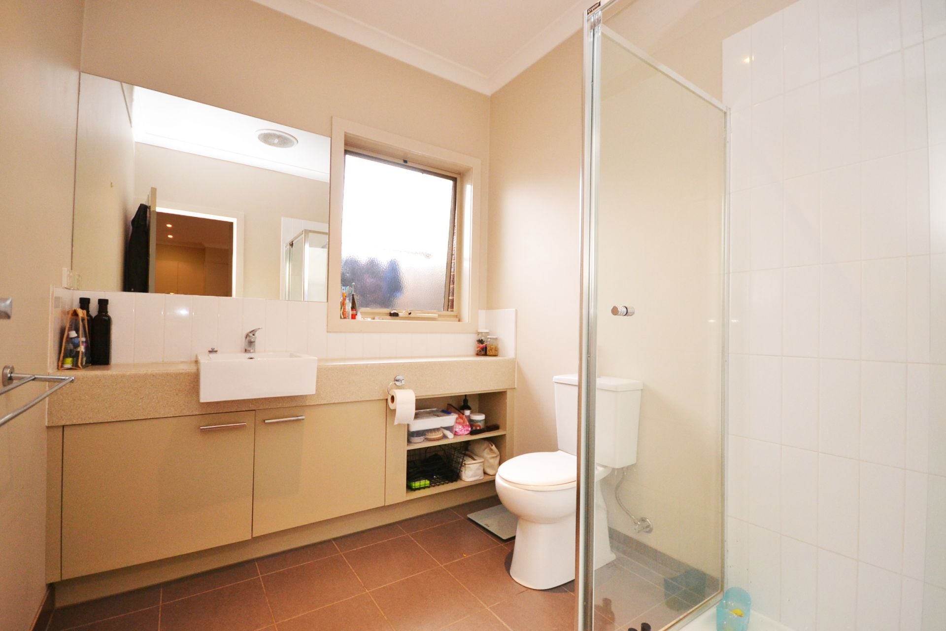 MODERN ELEGANCE WITH A WARM, INVITING AMBIENCE