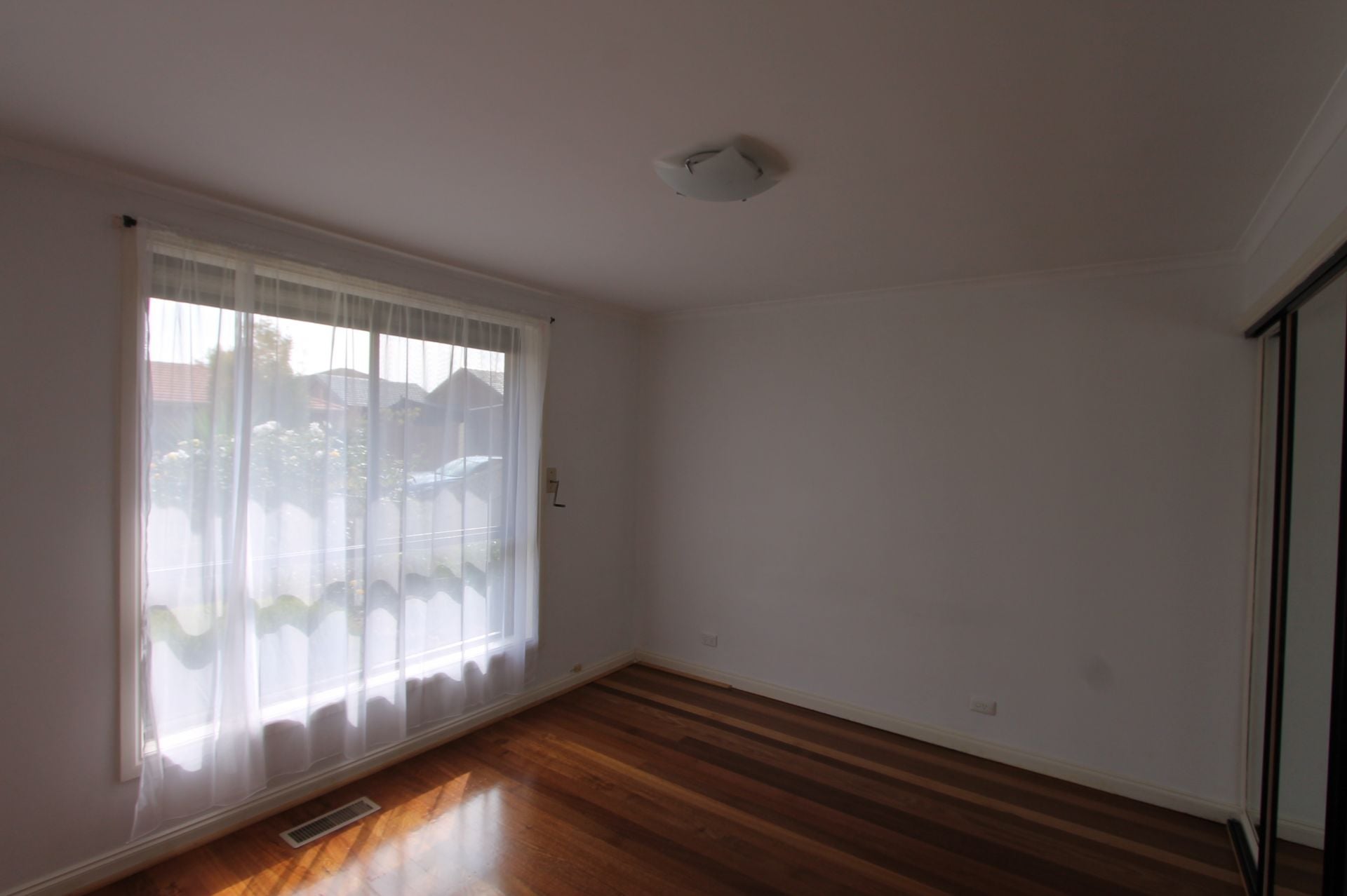 SPACIOUS 4 BEDROOM HOME IN A FANTASTIC LOCATION!
