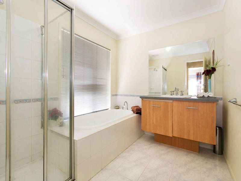 21 Edgbaston Parade, Caroline Springs - Thumbnail 7