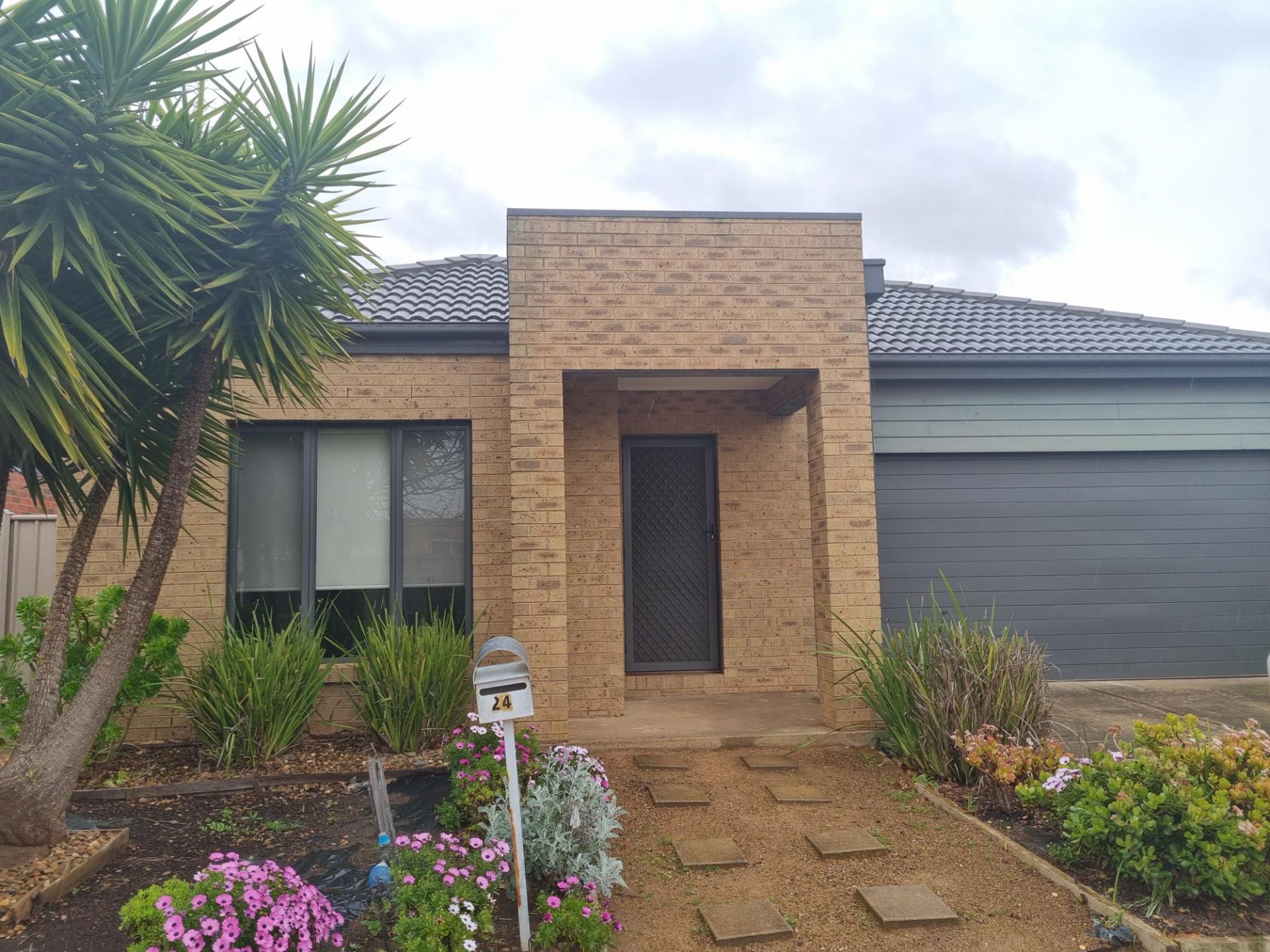 24 Oakview Parade, CAROLINE SPRINGS Sweeney Estate Agents