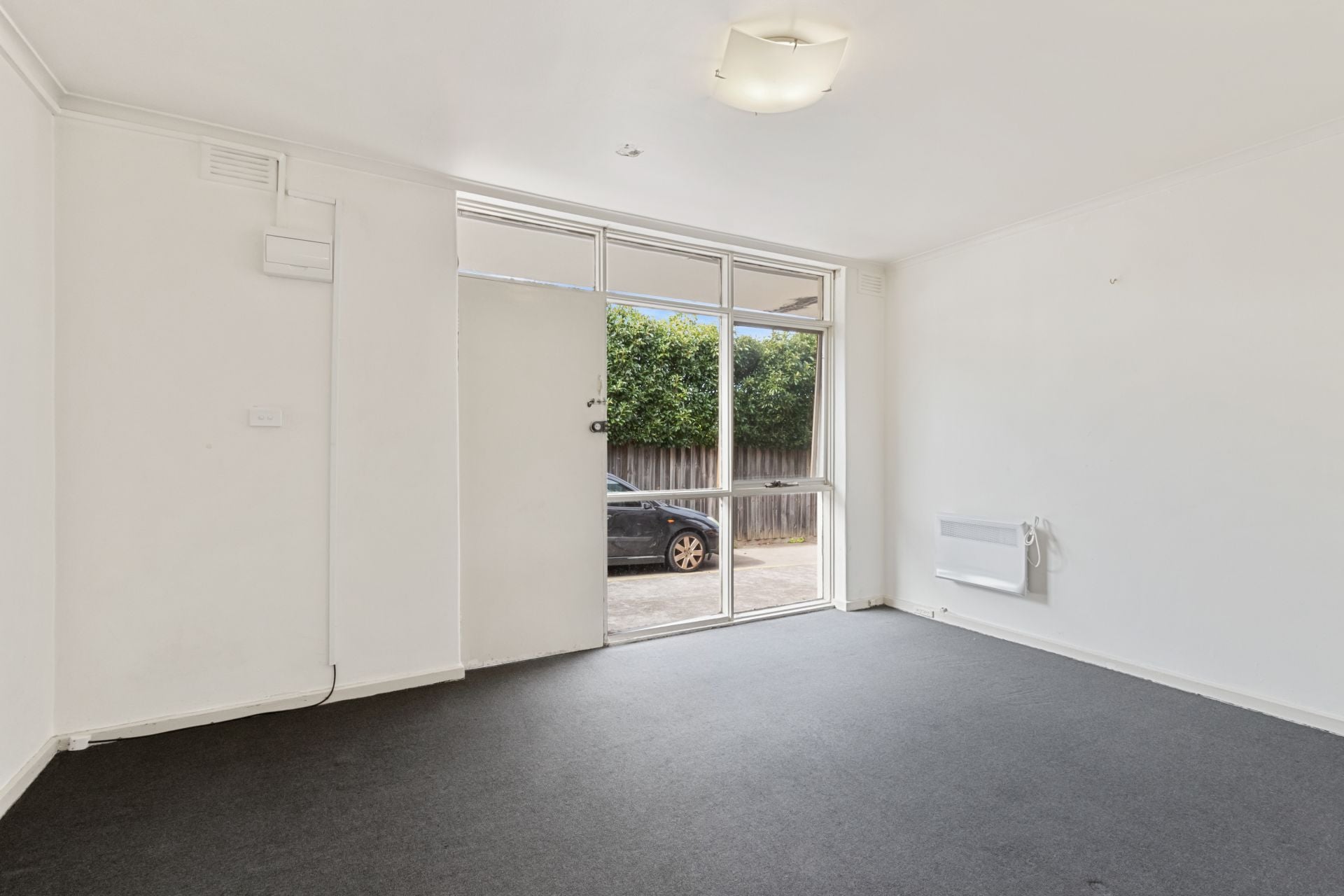 Walking Distance To High Street!