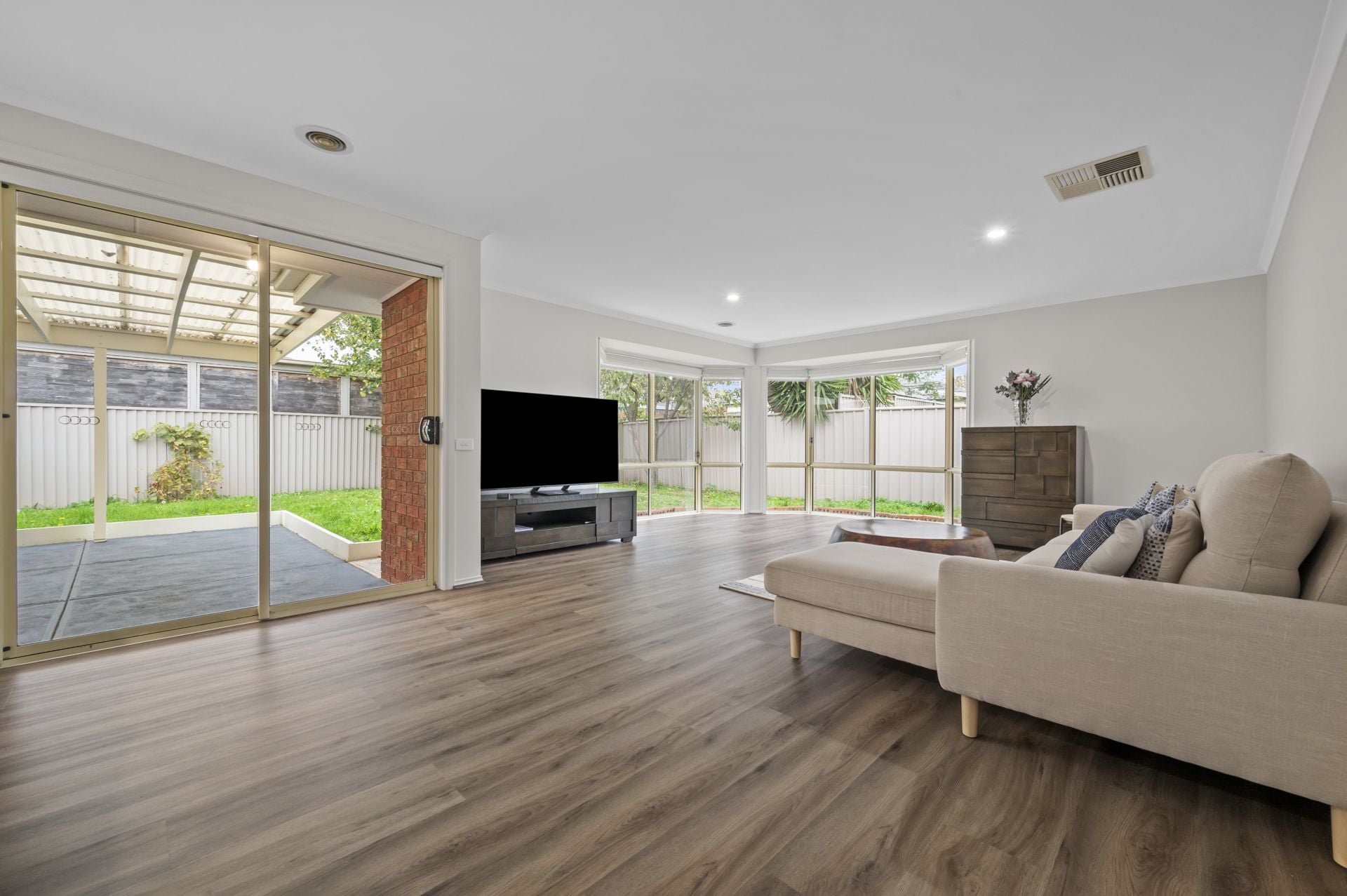 BEAUTIFUL FAMILY HOME- GREAT LOCATION