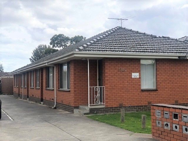JUST A SHORT WALK FROM LA TROBE UNIVERSITY!