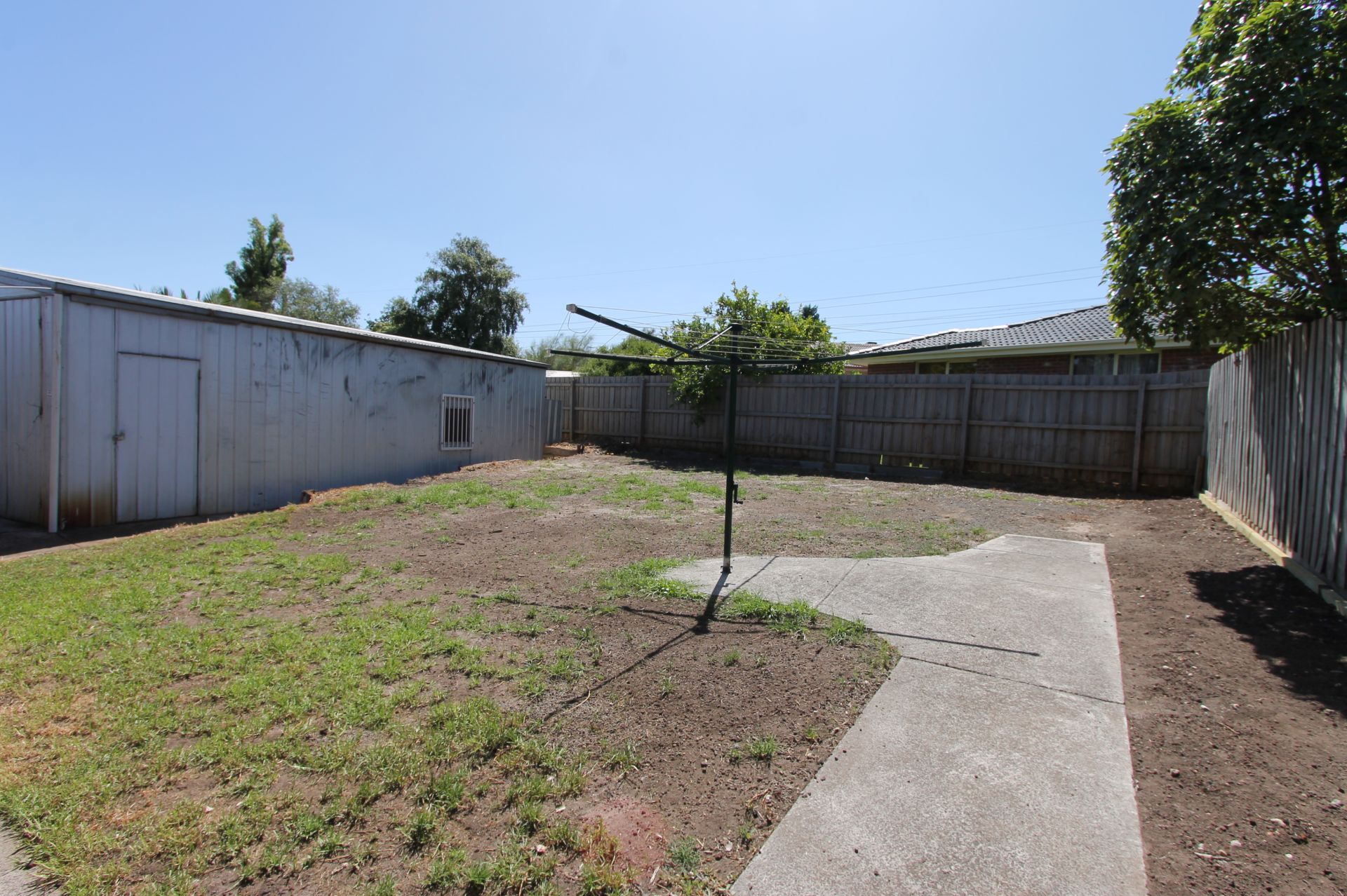 IF LOCATION IS WHAT YOU NEED... THIS IS THE HOME FOR YOU!!! * GARDENER INCLUDED*