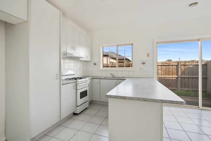 2/14 Elliot Street, Reservoir