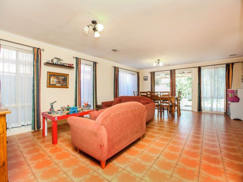 35 Blenheim Way, Caroline Springs - Thumbnail 5
