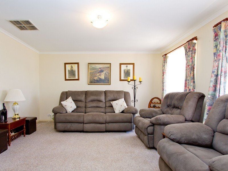 27 Adams Road Craigmore 5114