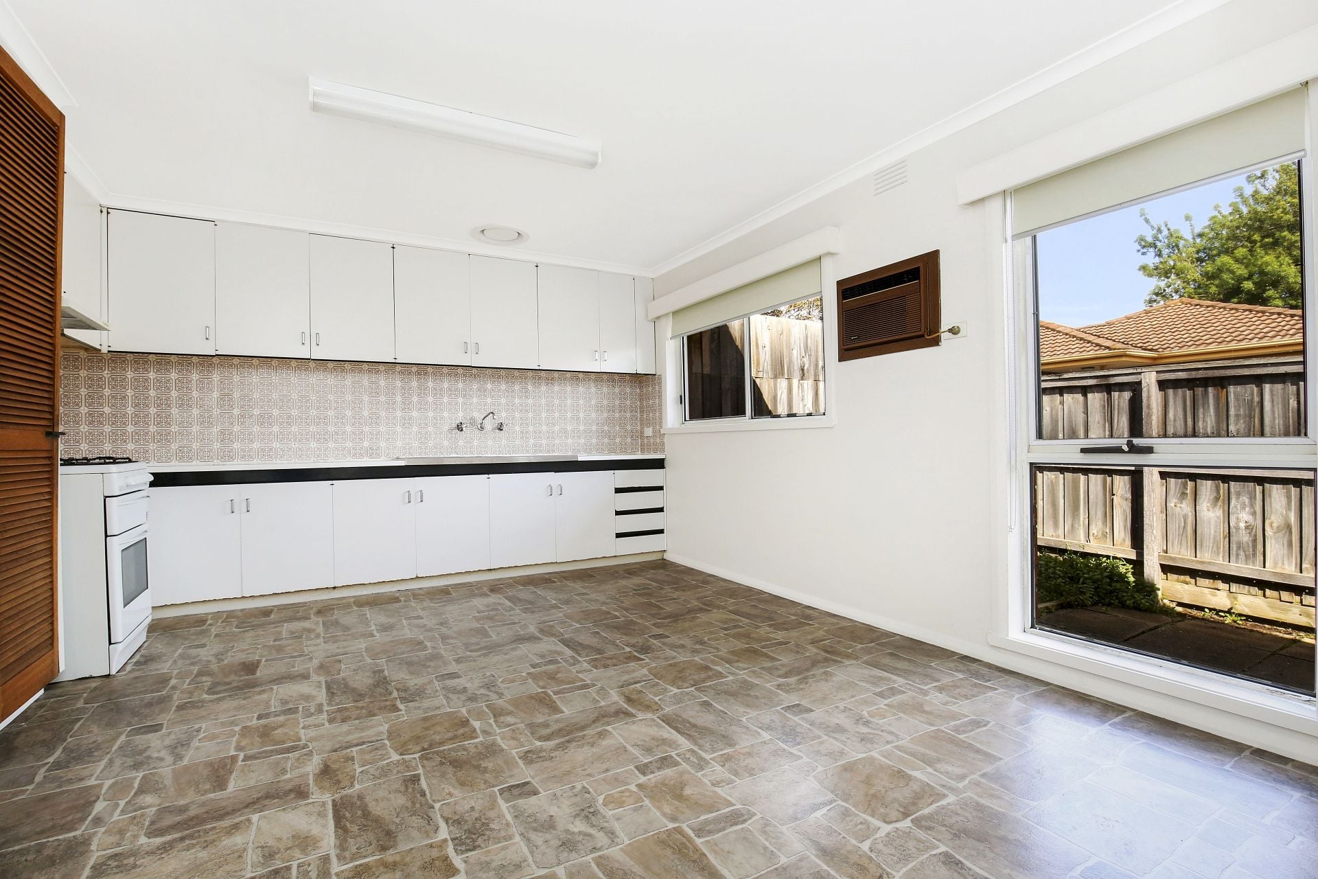 SPACIOUS UNIT IN THE HEART OF RESERVOIR!