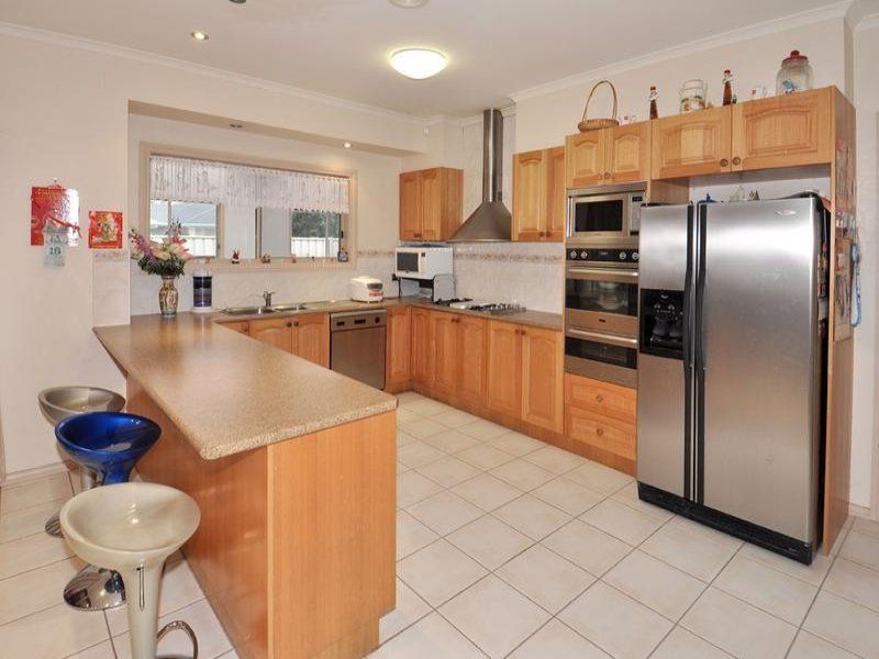 17 Milburn Circuit, Caroline Springs - Thumbnail 4