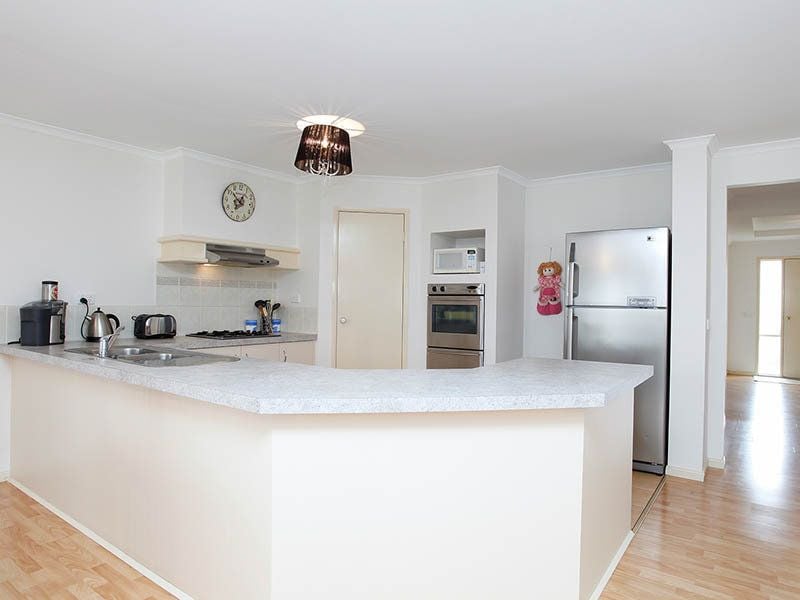 42 Wyperfeld Circuit, Caroline Springs - Thumbnail 3