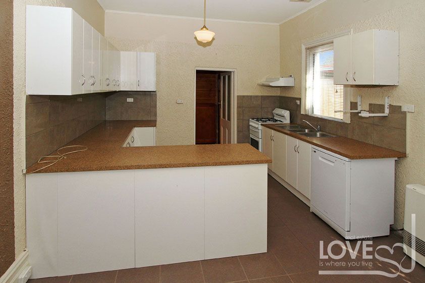 CLASSIC BRICK TERRACE IN GREAT LOCATION