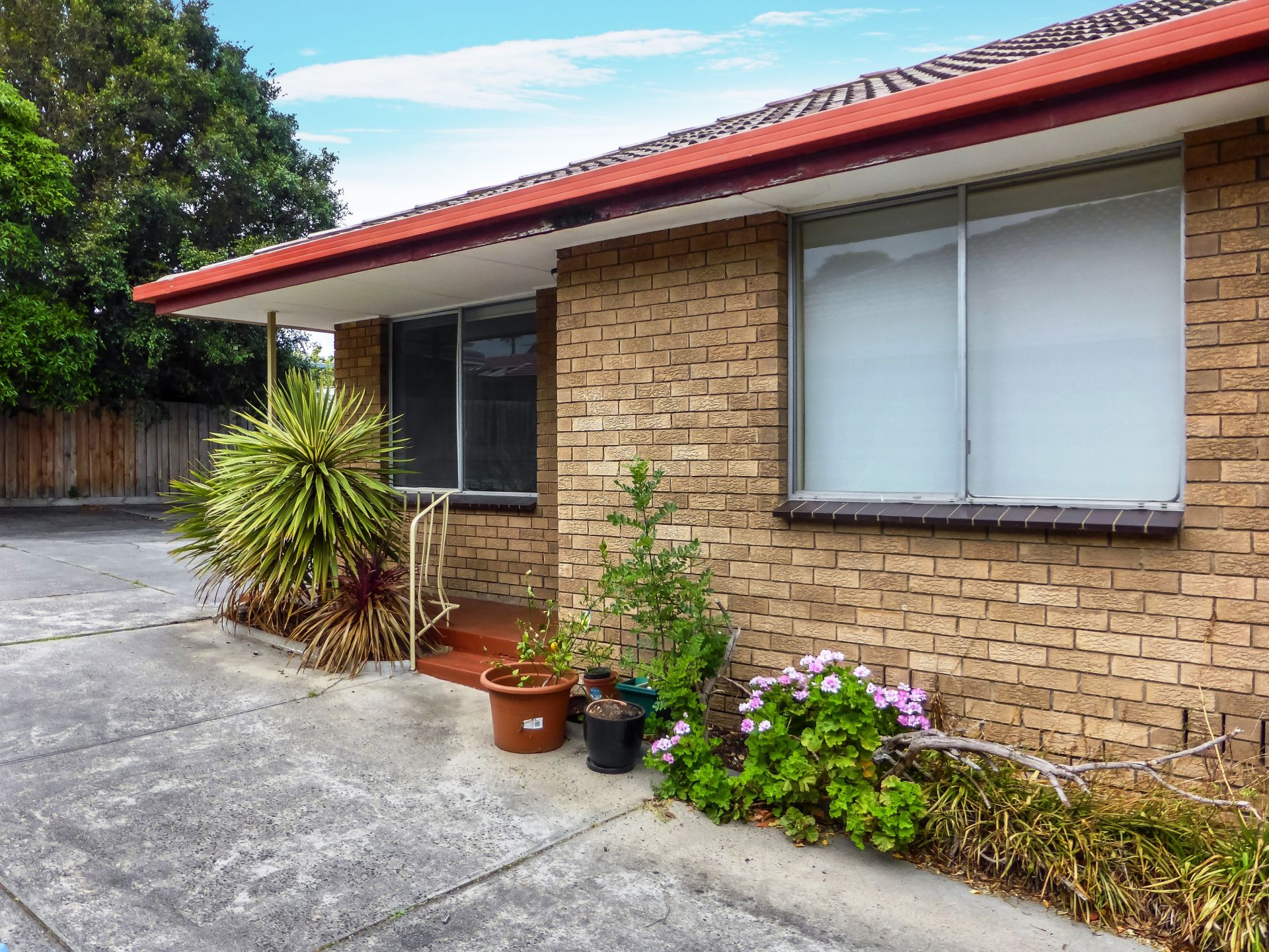 Top Location- Fridge & Washing Machine Included!!