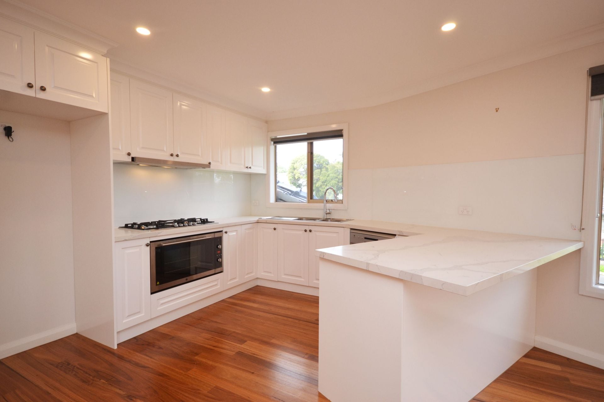 CONTEMPORARY DELIGHT – THE EPITOME OF ELEGANCE OVERLOOKING PARKLANDS