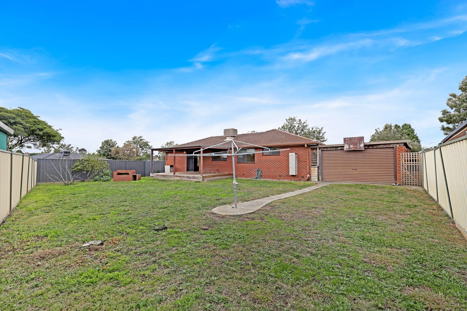 3 BEDROOM HOME IN THE HEART OF MILL PARK !!!