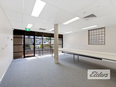 FUNCTIONAL GROUND FLOOR TENANCY + 3 CARS!