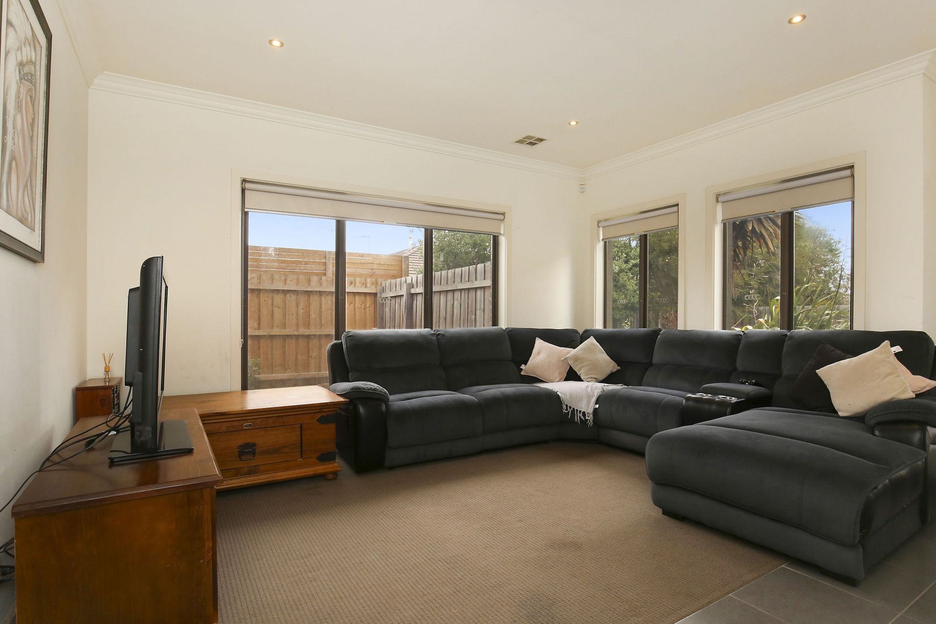 Lakes Estate Townhouse - FRESHLY PAINTED!