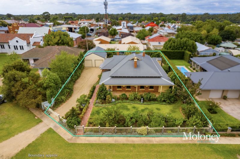 Central red-brick classic