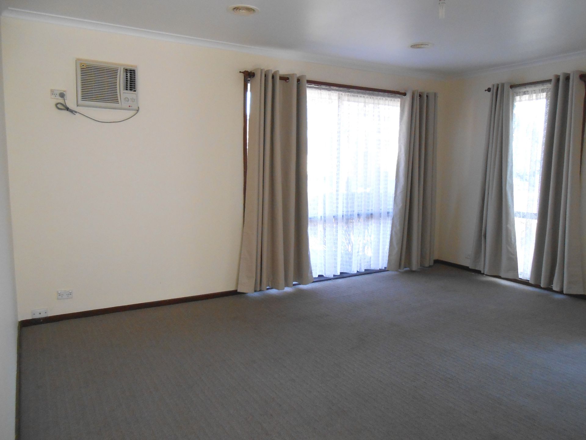 MAINTENANCE FREE! IMMACULATE UNIT IN QUIET COURT LOCATION  *Insp Tue 10th Dec @ 4:00pm*