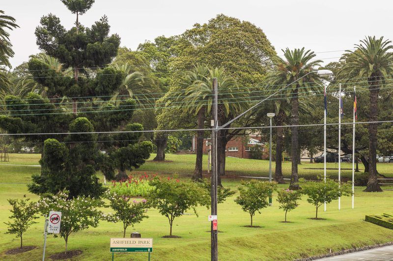 Art Deco Apartment in Convenient Location