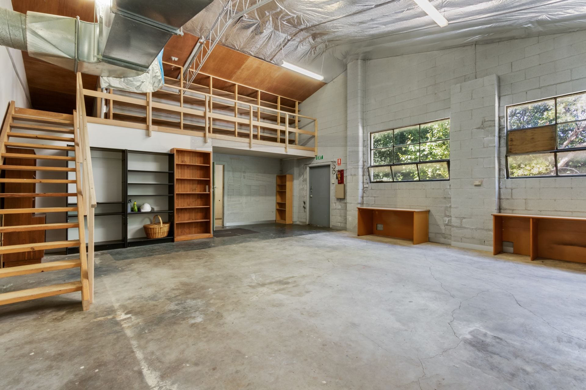 Perfect Blend of Office, Warehouse and Yard!