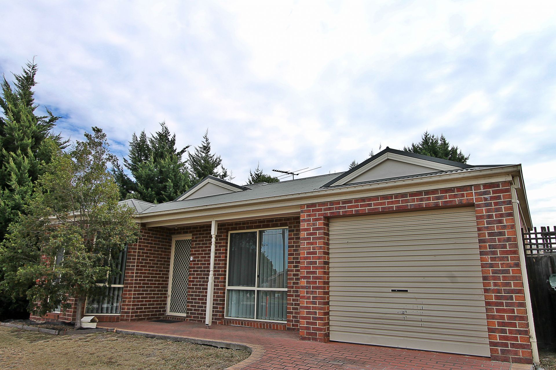 Centrally Located & Cosy Family Home!
