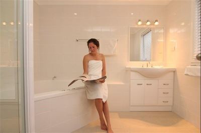 BEAUTIFULLY PRESENTED ACCOMMODATION COMPLEX FOR SALE - 10 ACRES - 4KM FROM REGIONAL CENTRE - THE ULTIMATE TREE CHANGE