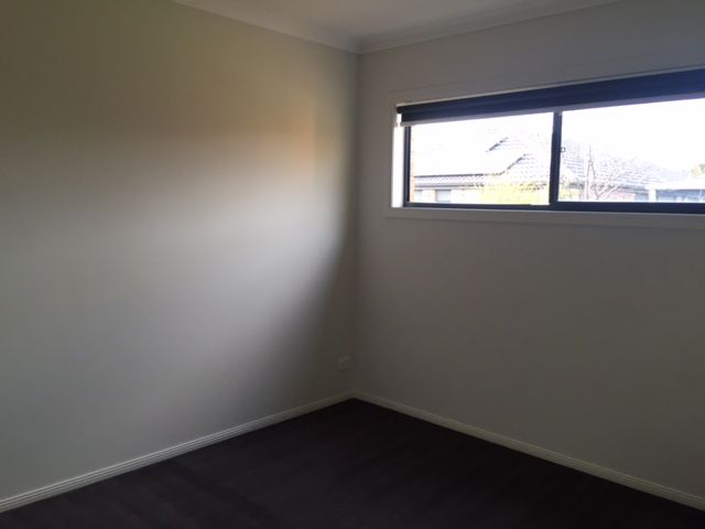 SPACIOUS 4 BEDROOM HOME - AVAILABLE NOW! WALK TO SCHOOLS & SHOPS