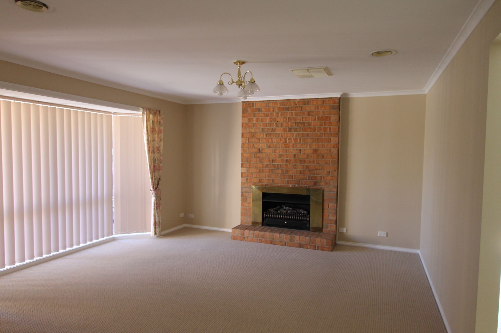 Spacious Home In Quiet Court Location