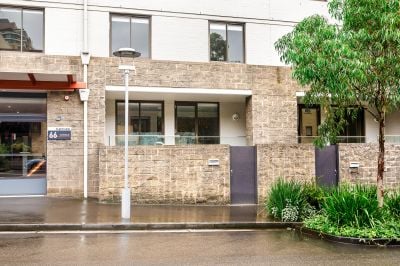 CONTEMPORARY SPLIT LEVEL THREE BEDROOM APARTMENT IN 'FLEETVIEW' BUILDING