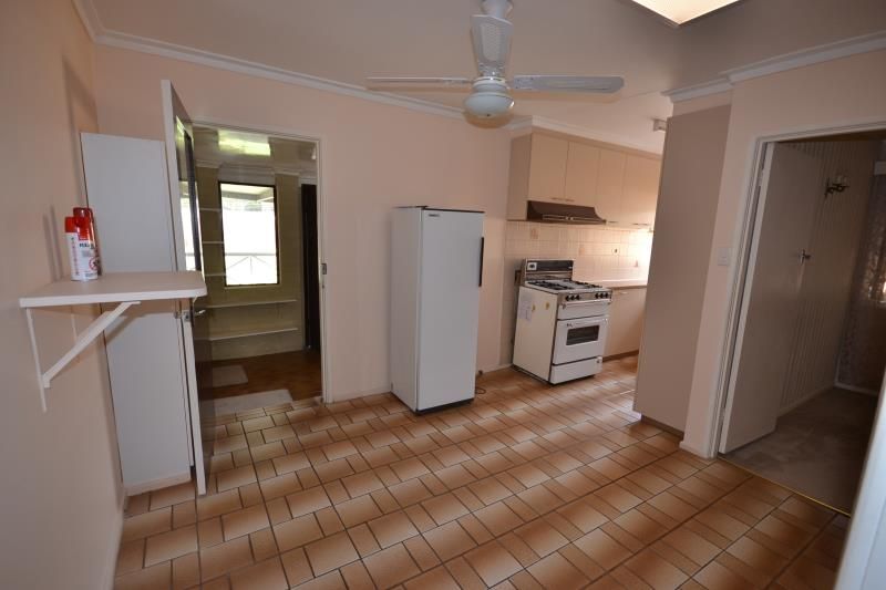 EXTRA LARGE WITHIN WALKING DISTANCE TO PLENTY ROAD SHOPS AND TRAM