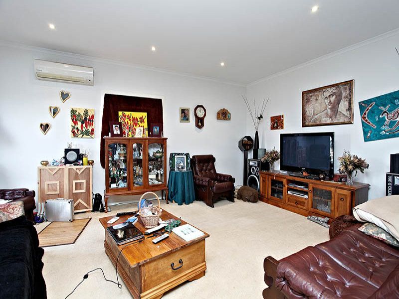 1/4 Hopetoun Green, Caroline Springs - Thumbnail 4