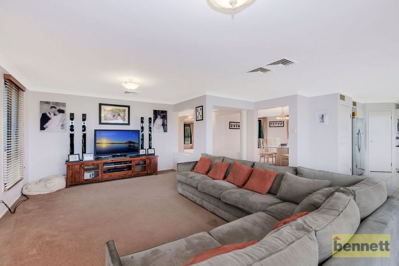 2.8 ACRES - WALK TO SHOPS & TRAIN, Richmond - Thumbnail 8