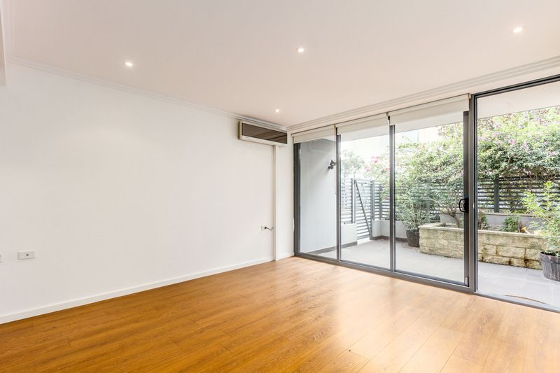 Pet friendly garden apartment with two courtyards