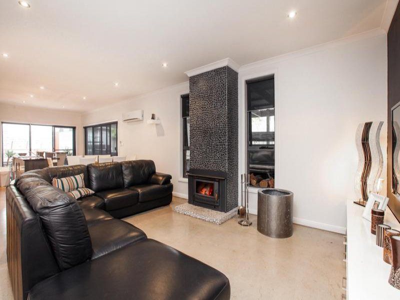 7 Edgbaston Parade, Caroline Springs - Thumbnail 5