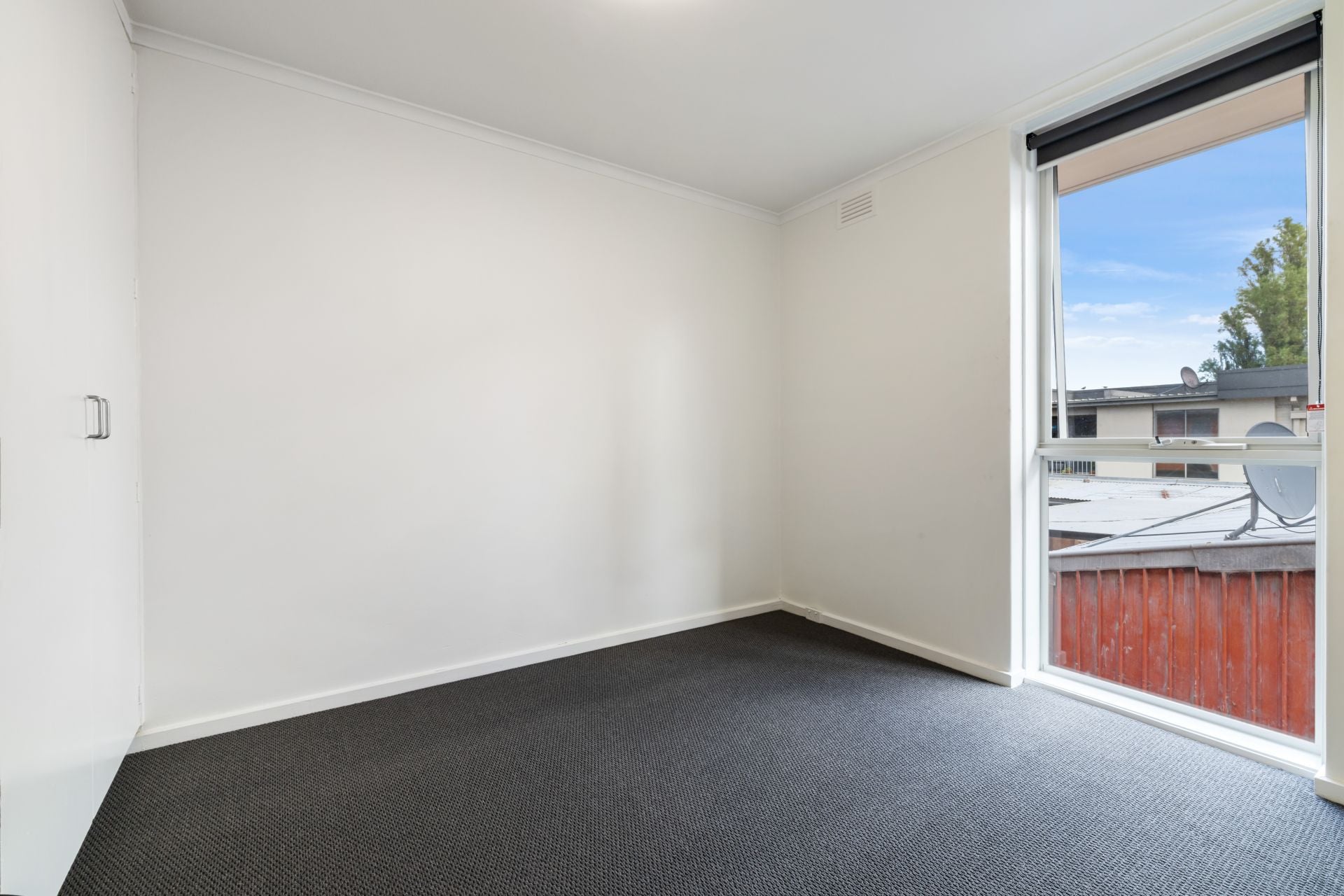 Excellent Location Close to High Street Trams & Shops!