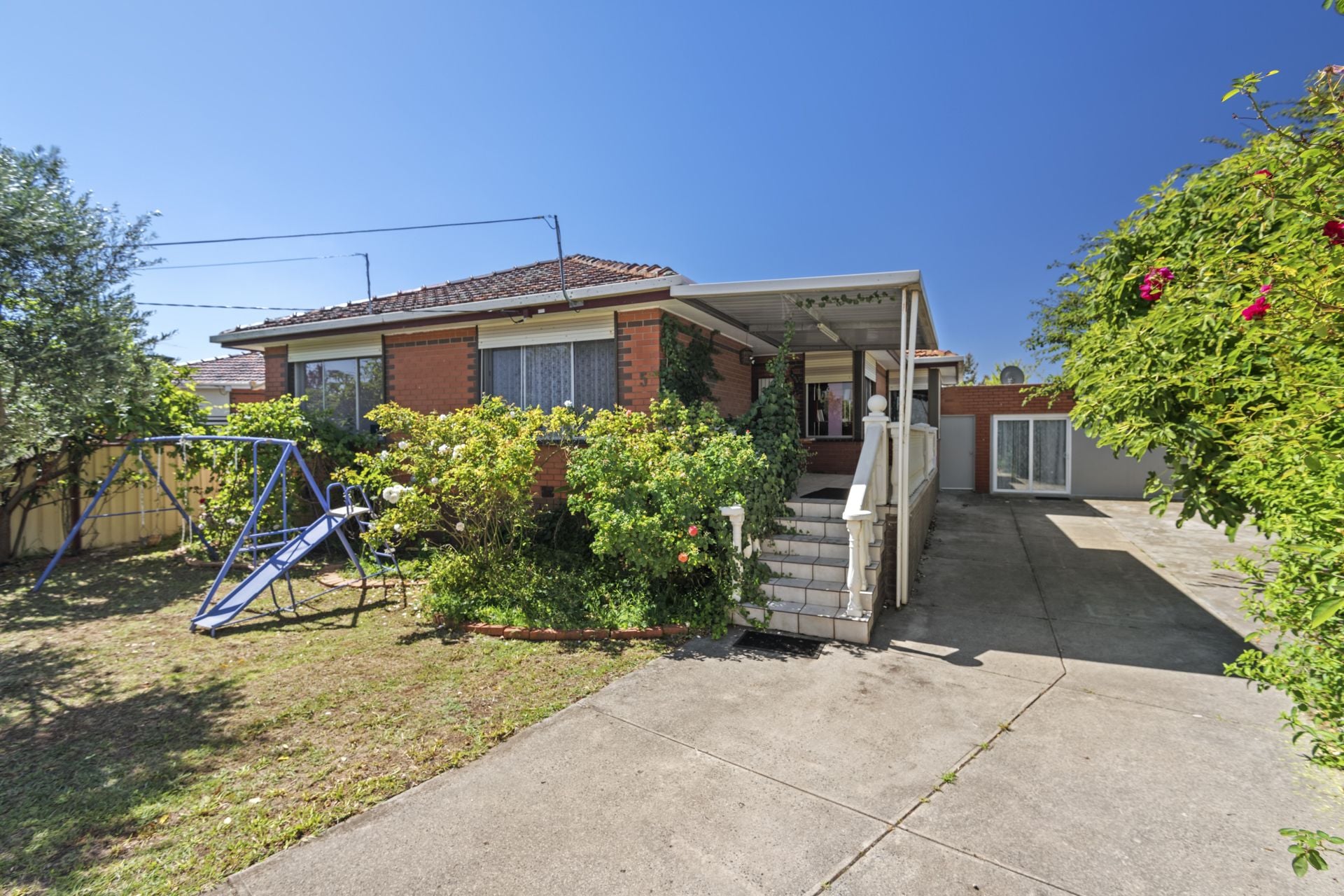 SPACIOUS RESIDENCE WITH GENEROUS ALLOTMENT