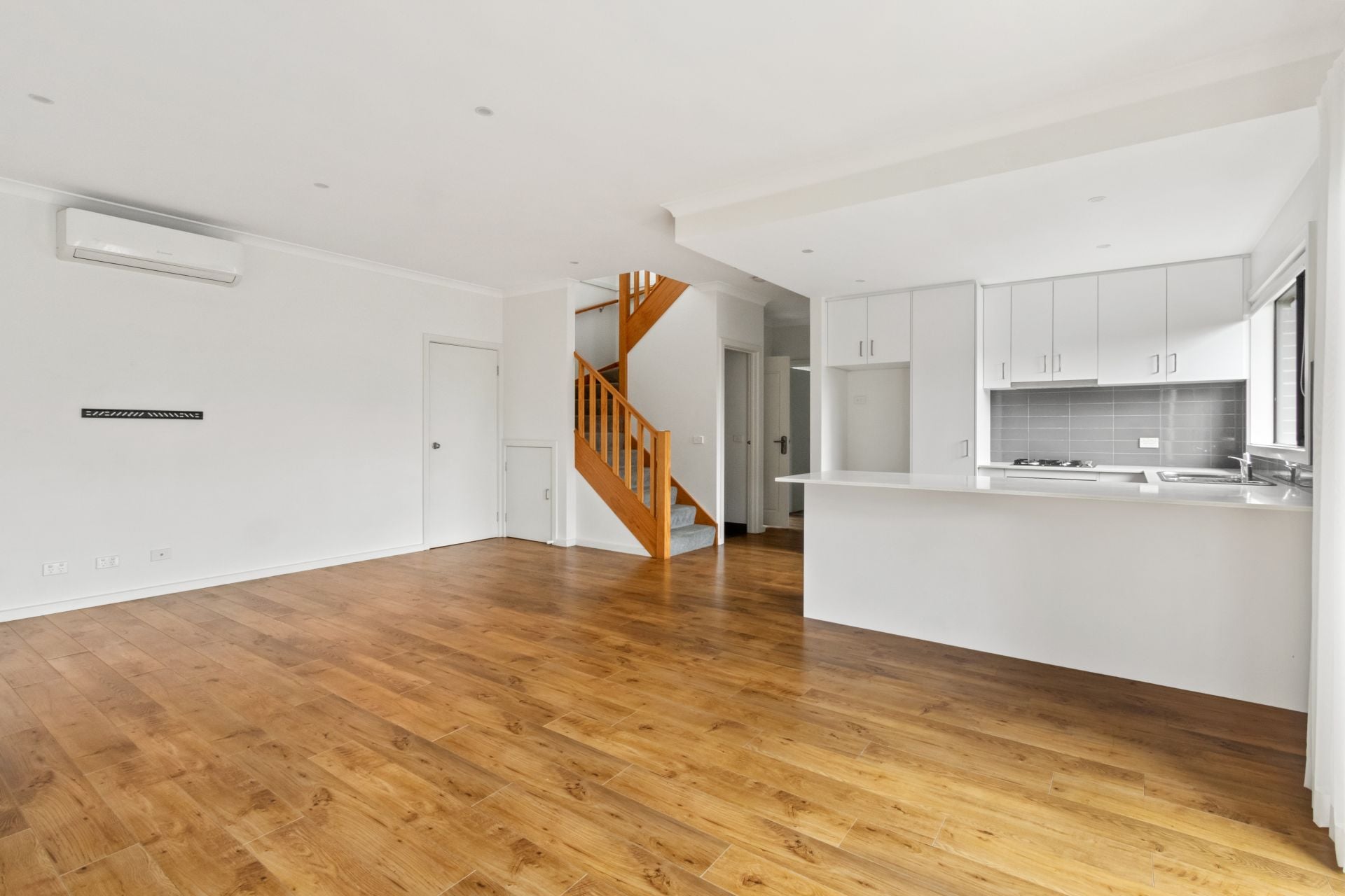 LARGE TOWNHOUSE