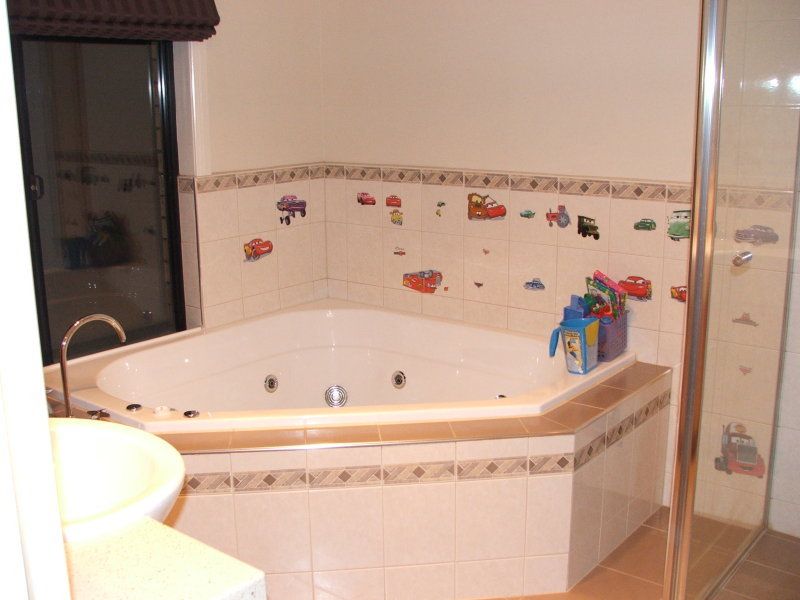 10 Waranga Close, Caroline Springs - Thumbnail 5
