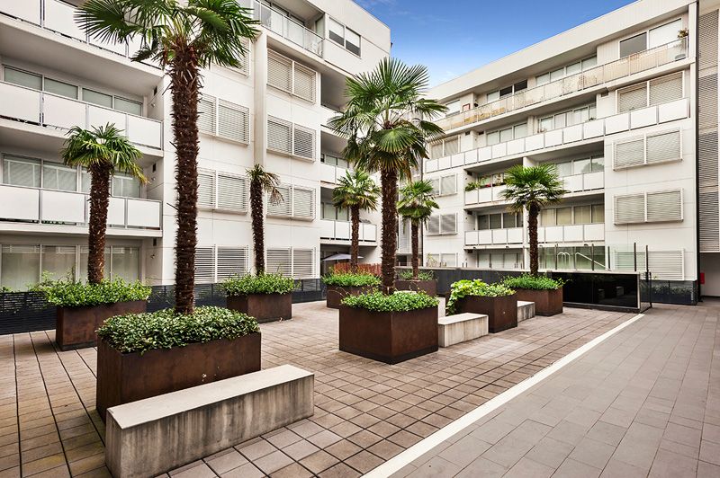 Elegance, Modern & Perfectly Located!