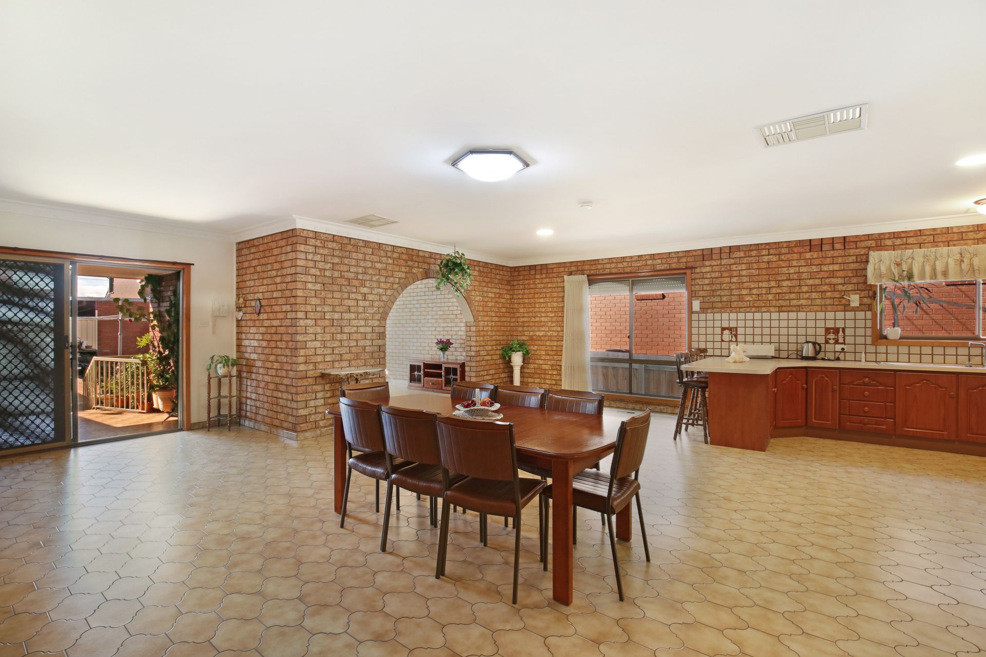30 SQUARES UNDER ROOF LINE PLUS DOUBLE GARAGE