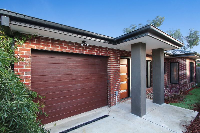 2/11 McNamara Street, Preston