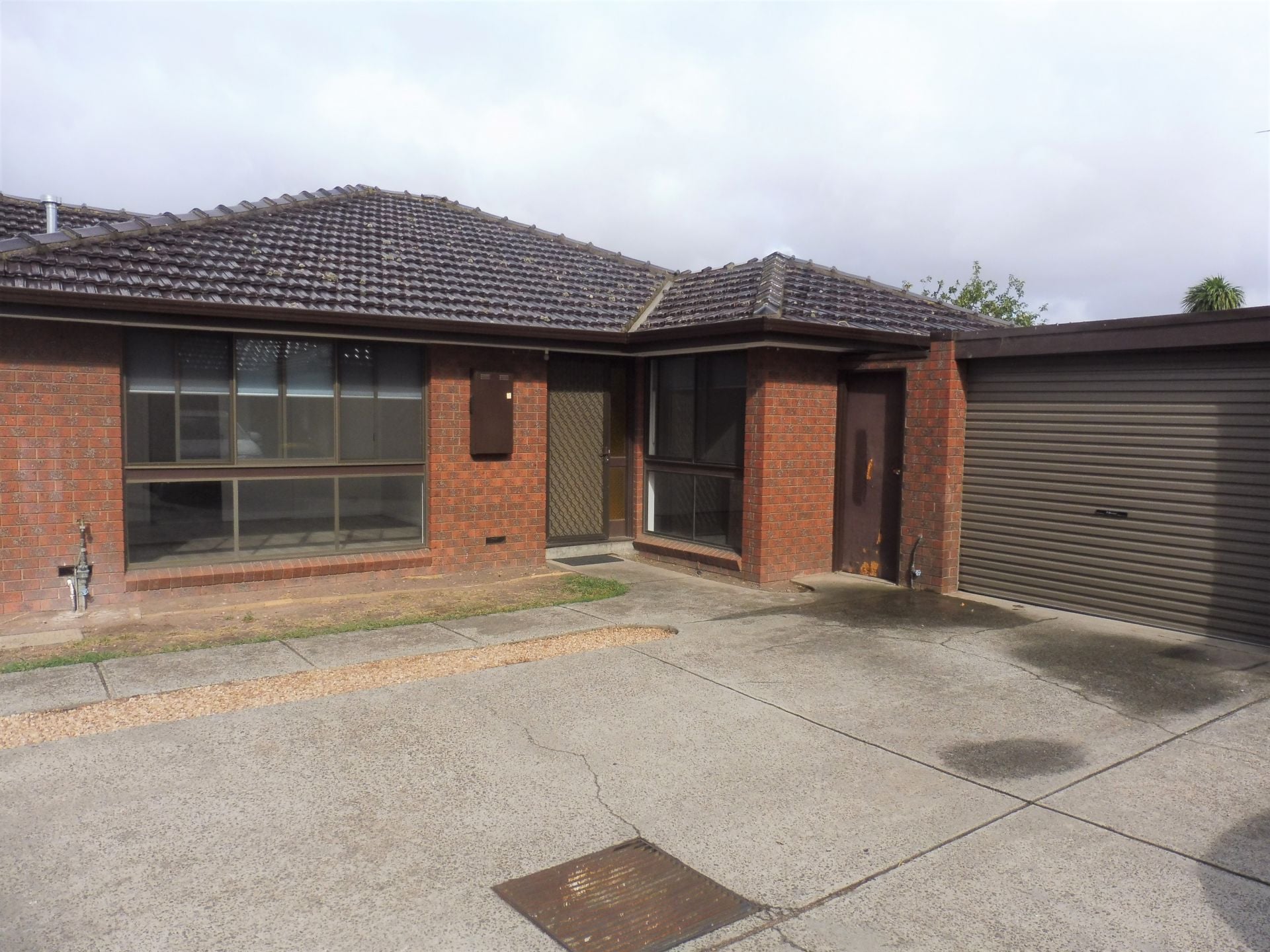 WALKING DISTANCE TO THOMASTOWN TRAIN STATION