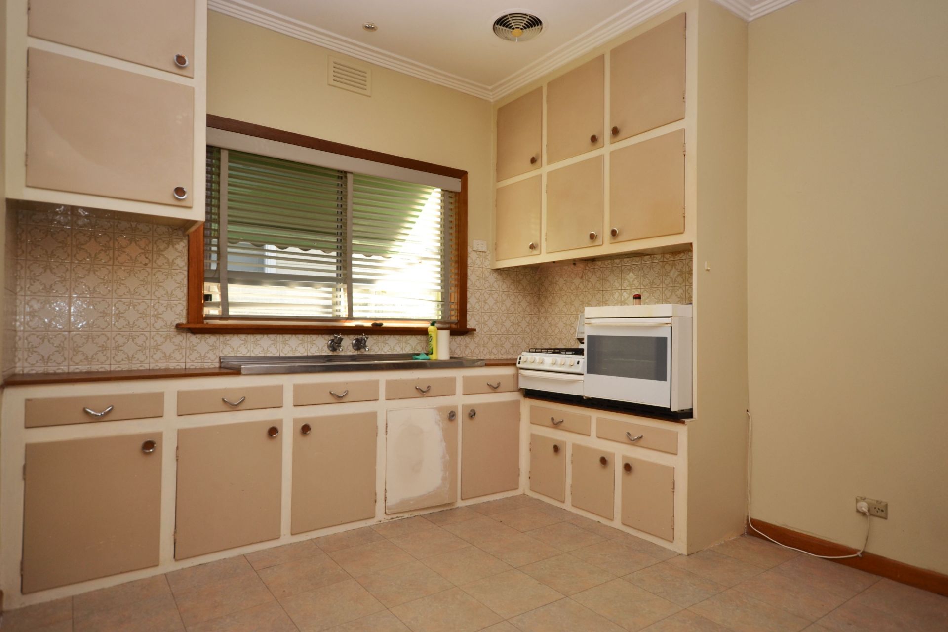 READY TO MOVE INTO NOW. GREAT VALUE AND WILL NOT LAST LONG AT THIS LOW PRICE