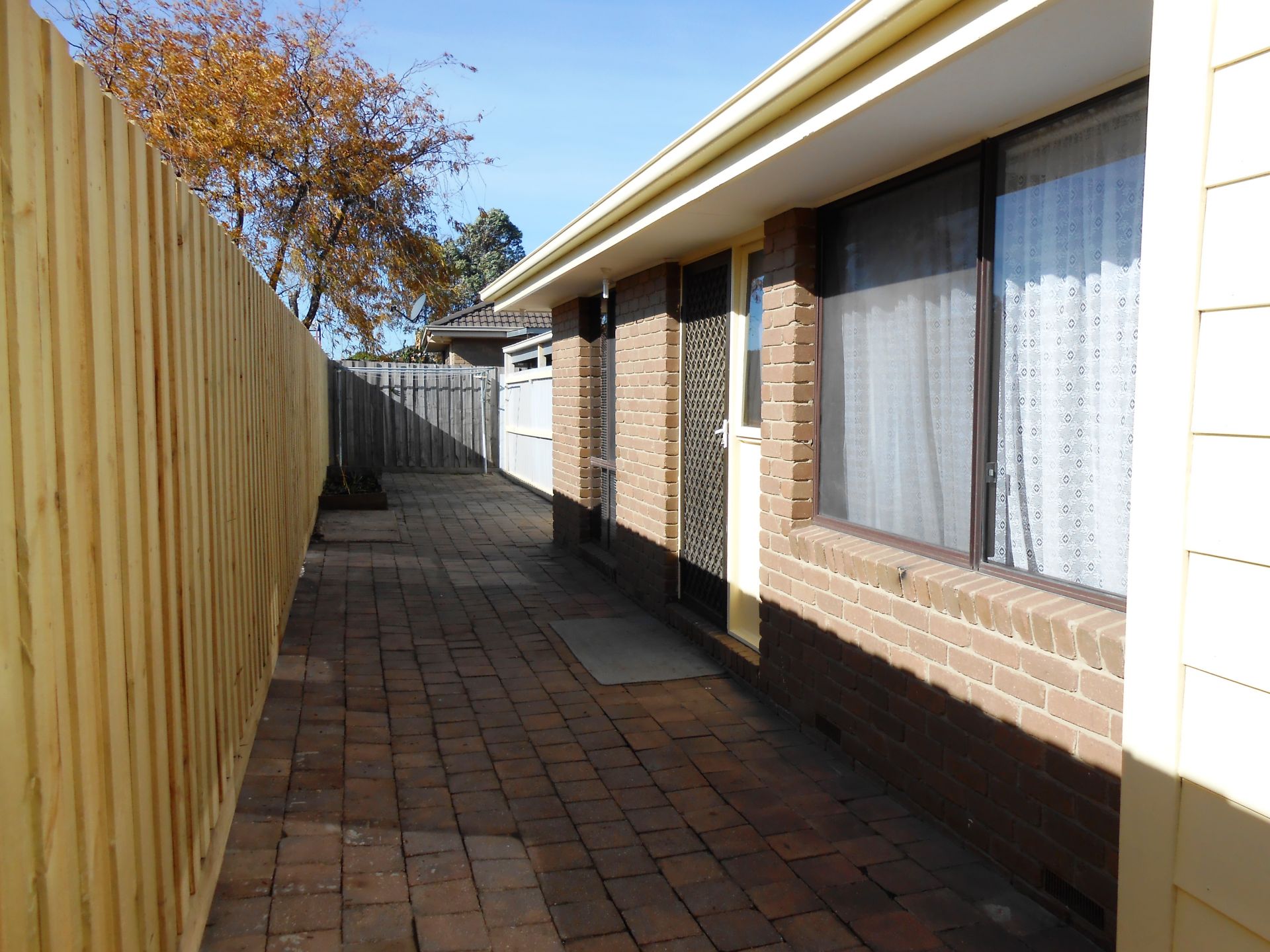 MAINTENANCE FREE! IMMACULATE UNIT IN QUIET COURT LOCATION  *Insp Tue 10th Dec @ 4:00pm*