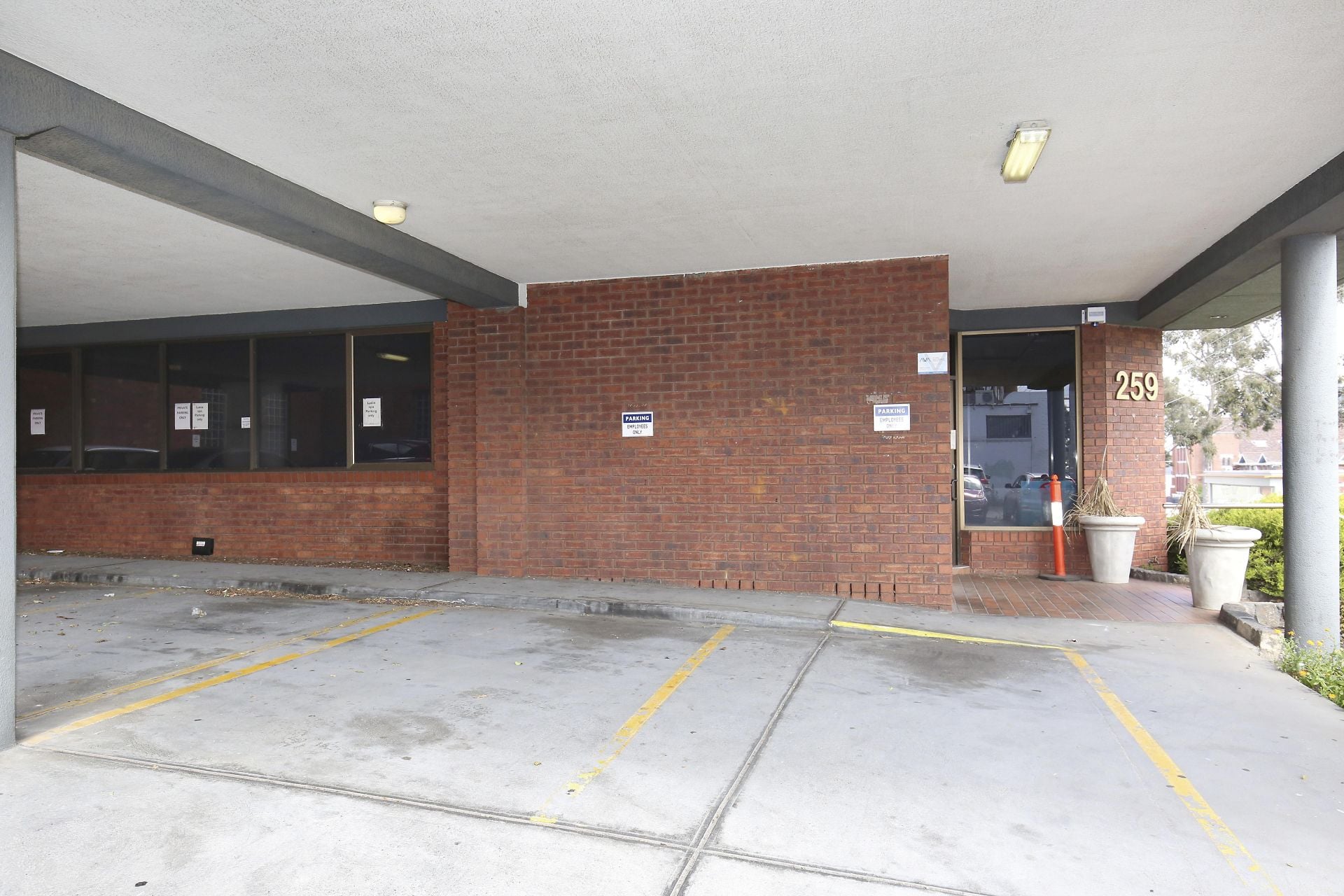 GROUND FLOOR OFFICE IN PRIME LOCATION