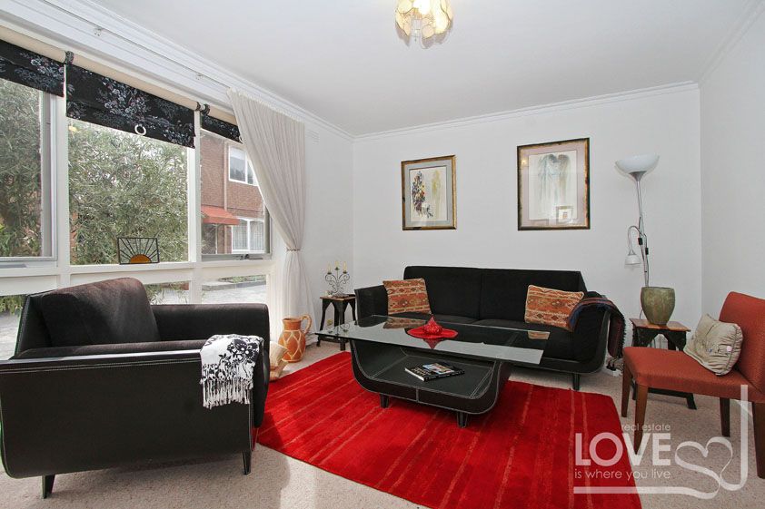 IMMACULATELY PRESENTED WITH THREE BEDROOMS