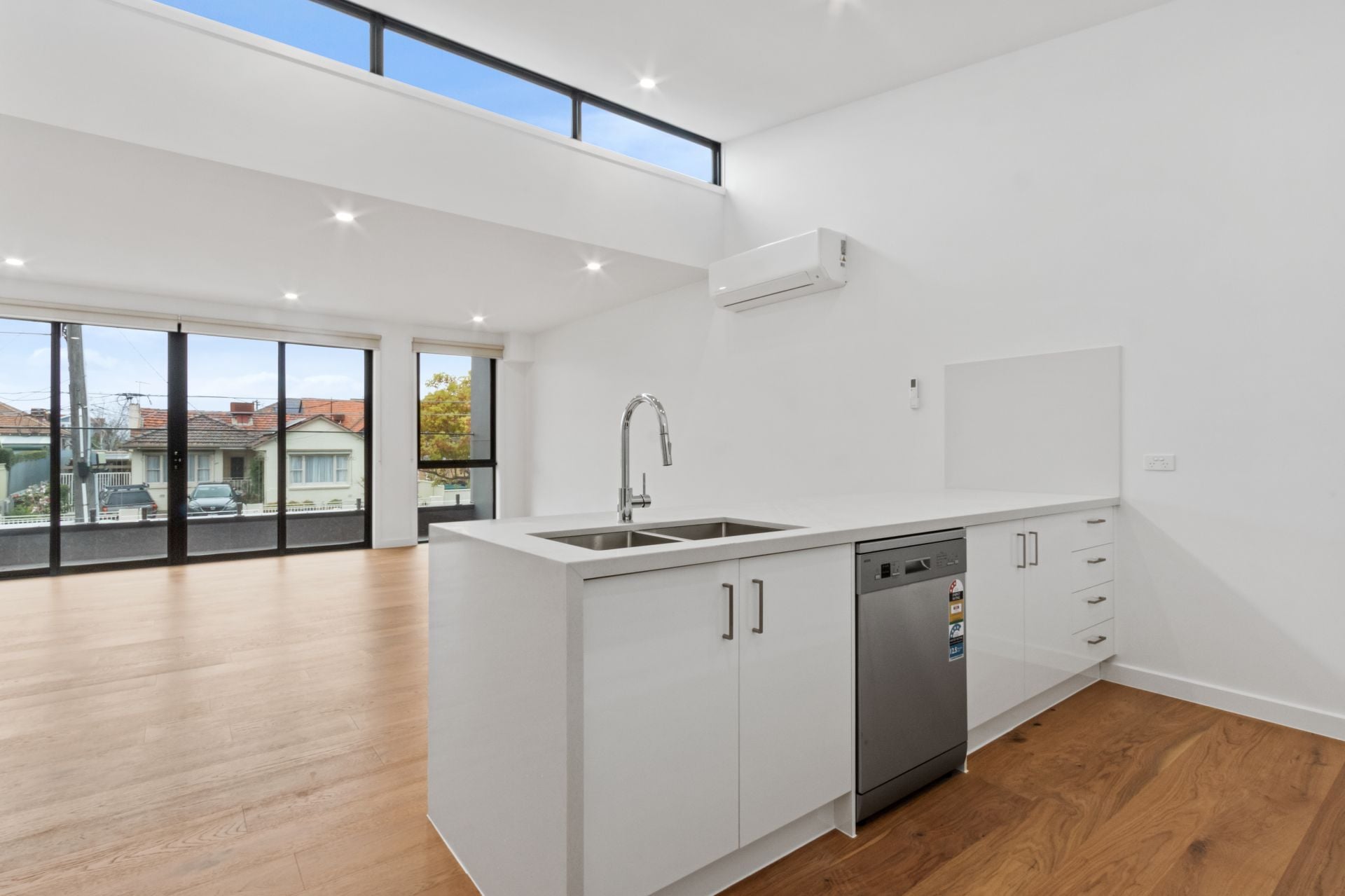 Near new, luxury townhouse!